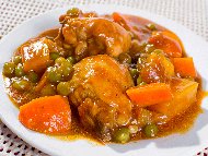 Рецепта Яхния с пиле, картофи, грах от буркан, домати и бамя